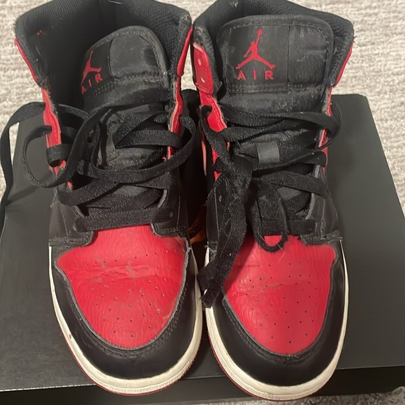 “Banned” Jordan 1 mid 4.5 Y red and black - Picture 3 of 5